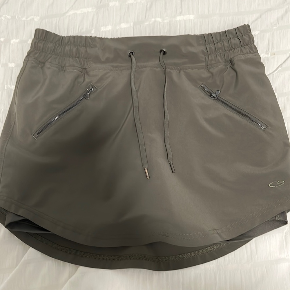 has shorts and pockets and u can make it tater around your waist